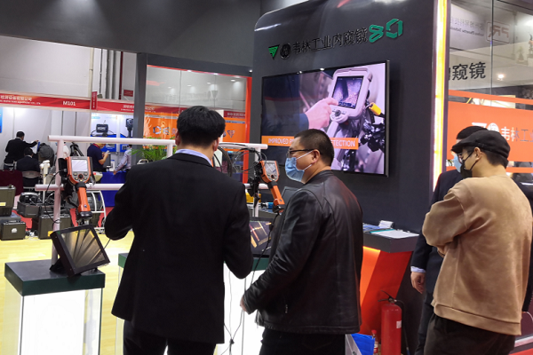 北京韦林公司的技术人员向参观者介绍GE内窥镜